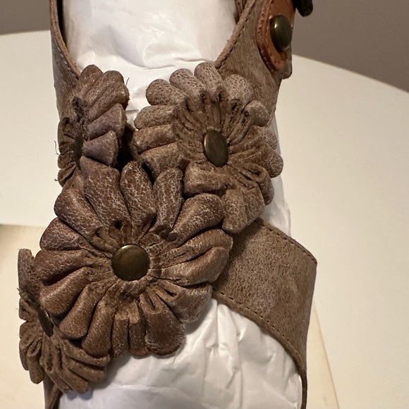 Anthropologie Sloane Flower Appliqué Clogs. Size 8. 3” Heels. Never worn. - Picture 6 of 11